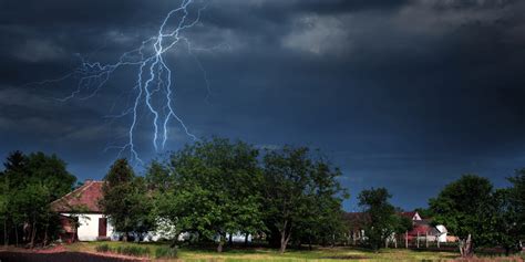 Orages : pourquoi il ne faut pas laisser les fenêtres .